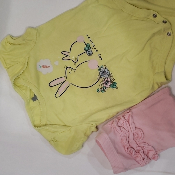 5/$30 BUNDLE Stretch Jeans Tapered, Ruffle Bottom Leggings, + GAP Bunny Bodysuit - Picture 5 of 7